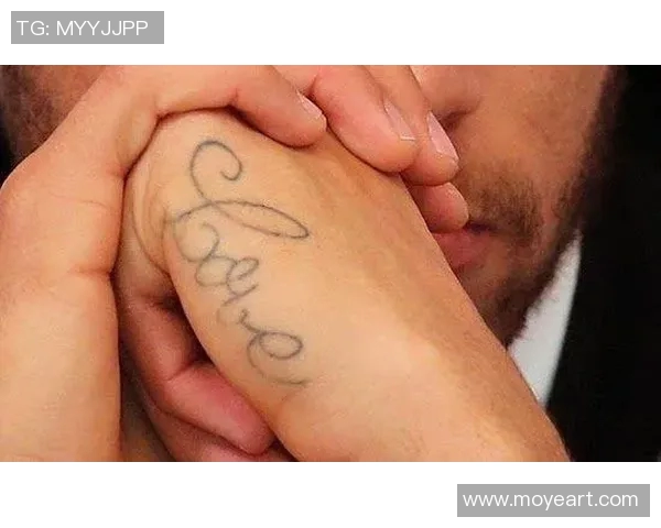 足球明星独特双手合十纹身背后的故事与意义揭秘